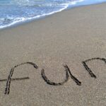 Zabawy z piaskiem na plaży – 10 pomysłów na aktywności podczas wakacji