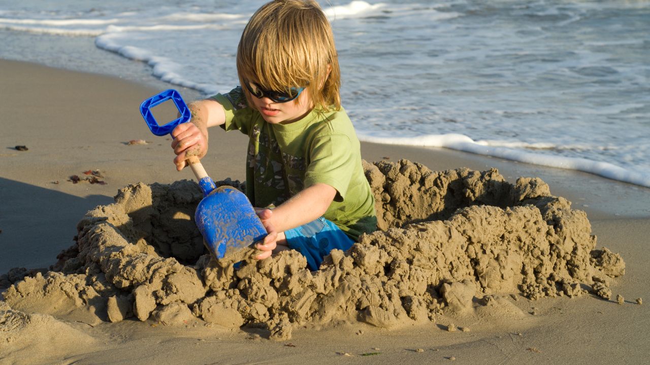 zabawy z piaskiem na plaży