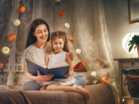 Rodzina czytająca książkę