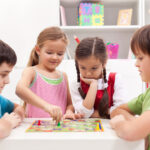 Dzieci grają w grę planszową