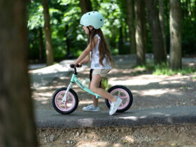 Dziewczynka na rowerku