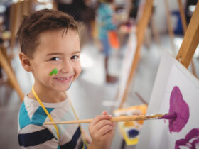dziecko malujące obraz w przedszkolu