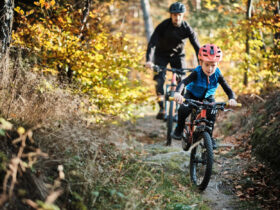 dziecko i tata jadą w górach na rowerze