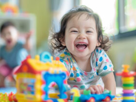 dziecko smieje sie podczas zabawy interaktywnymi zabawkami